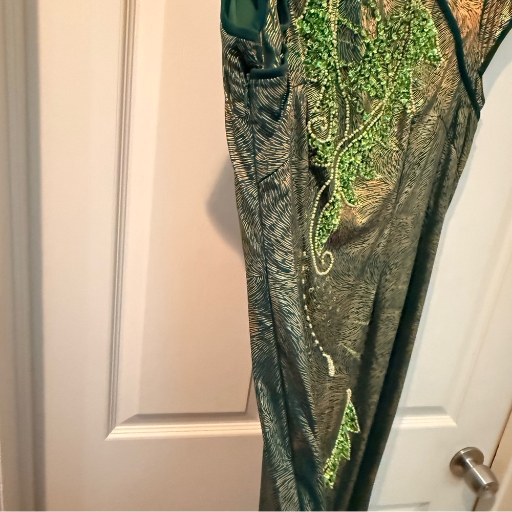 Green Embellished Mandarin-Collar Cheongsam/Qipao with gold frog buttons🐸 - Picture 10 of 11